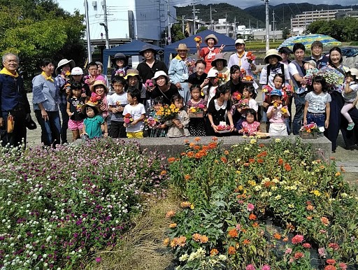 子供たちを集めた「花と話そう」。古井戸公園。みのお園芸ファーム