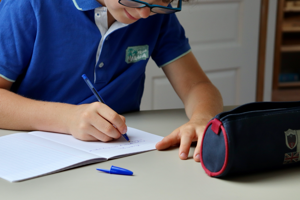 Rééducation de l'écriture, graphothérapeute, d'un enfant qui apprend à tenir son crayon correctement pour écrire sans douleurs à Le Havre