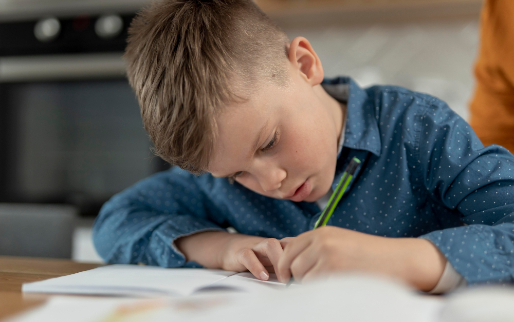 MON ENFANT GAUCHER ECRIT MAL : COMMENT L'AIDER ?