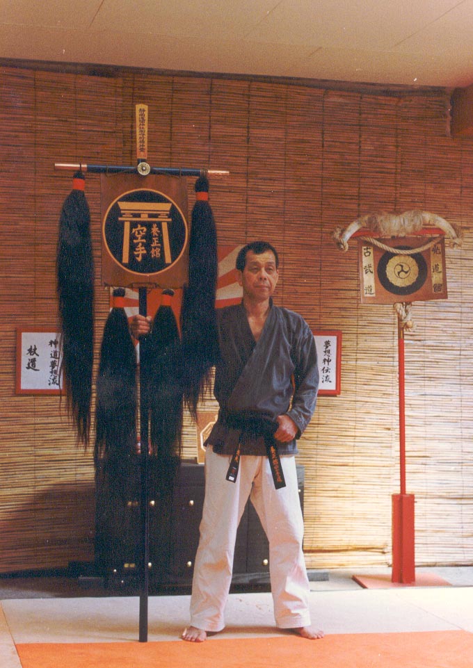 Maître Sano Teruo tenant la bannière des Ecoles Bushido © Frédéric Dupertout – Les Ecoles Bushido