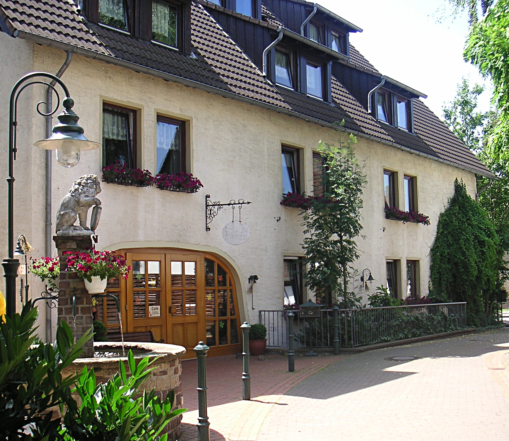 Innenhof mit Löwenbrunnen Hotel 4 Spitzen