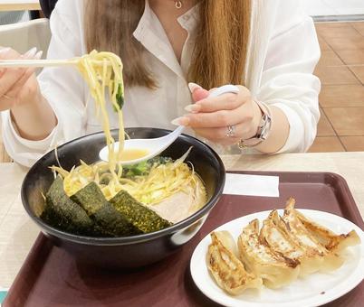 【Vol.645】深夜のラーメンでも太らない仕組みがある？食事のタイミング説を覆すカロリー収支の絶対的リアル