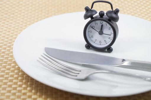 【Vol.630】朝食抜きが脂肪を燃やすスイッチに？プチ断食で筋肉を落とさず体脂肪だけを50パーセント多く分解させる科学的な食事戦略