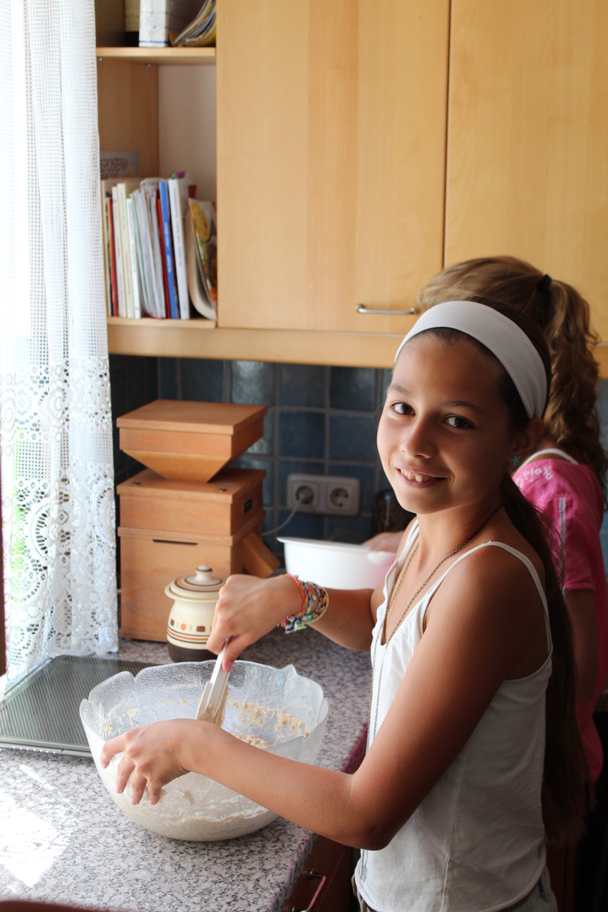 Kinder backen Brötchen