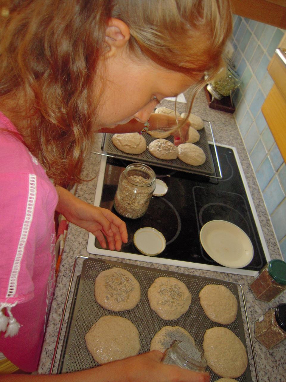 Kinder backen Brötchen