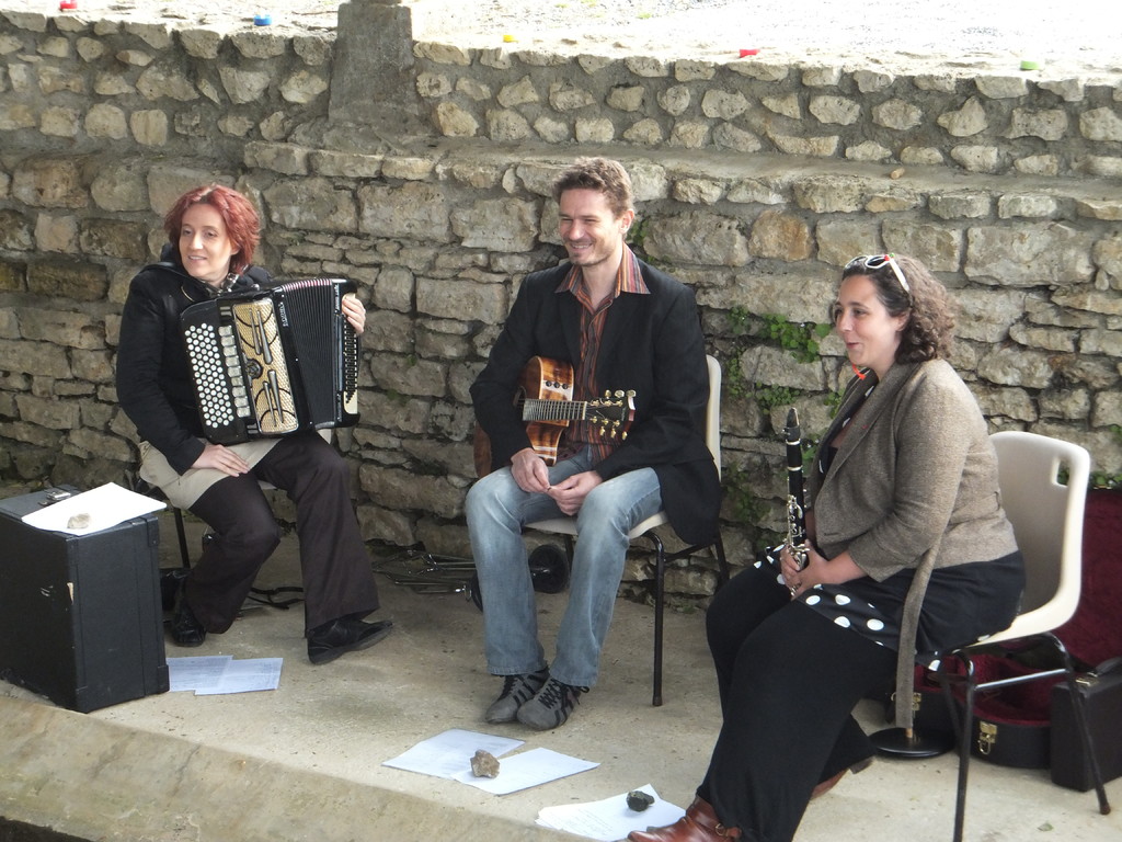 Elise, Christelle et Luc, notre trio de musiciens, chanteurs qui nous ont enchantés !!!!