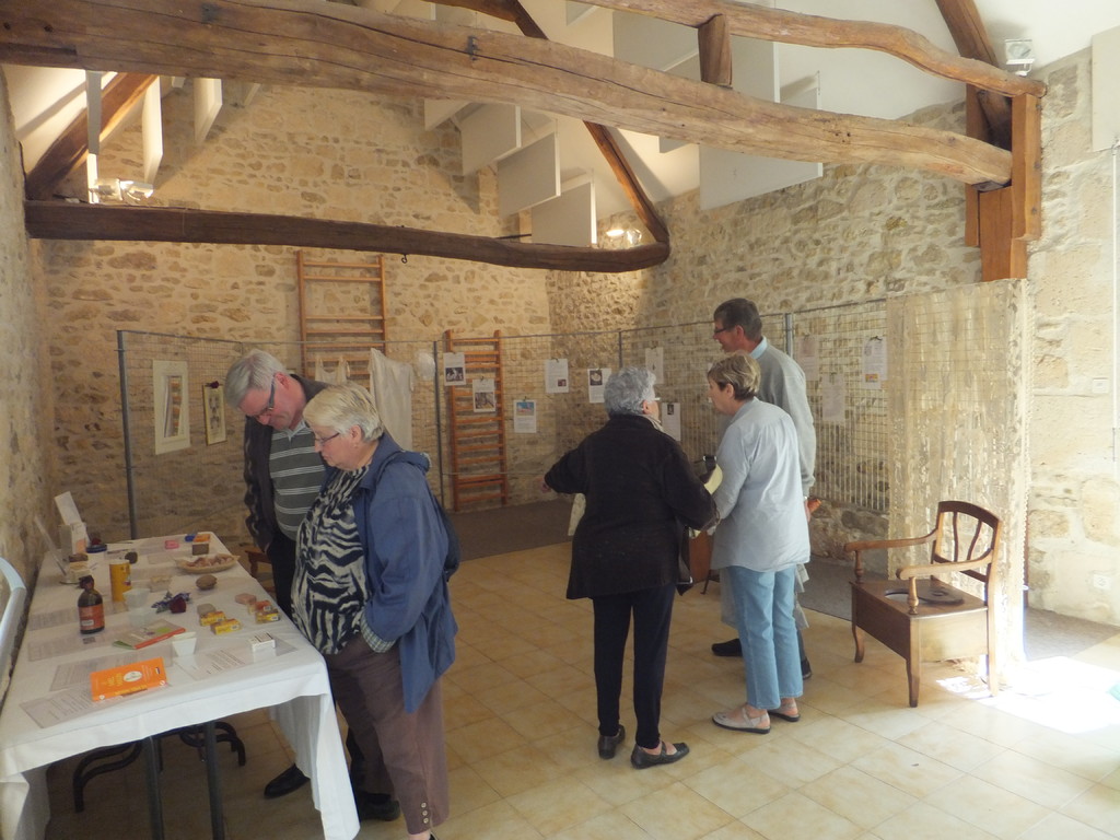 Mr Briatte, maire de Morienval , s'intéresse à notre expo sur les savons.....