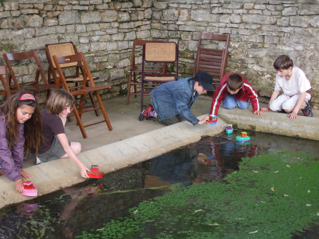 Les enfants mettent leurs bateaux à l'eau.....