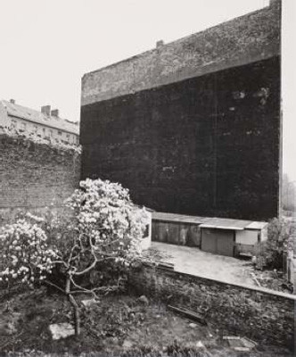 Manfred Paul (*1942) - Brandmauer am S-Bahnhof / Schönhauser Allee, Berlin 1979 - Gelatin silver print, printed 1979 - 20x24 (30x40) cm - © Manfred Pau