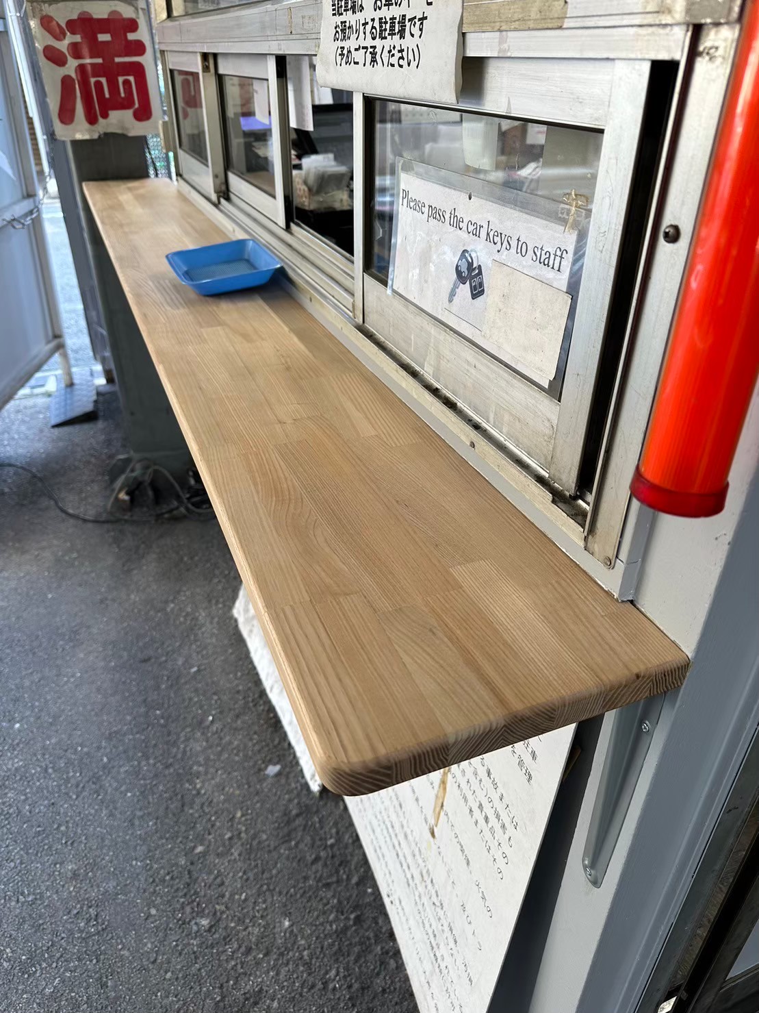 駐車場受付の古くなった木製カウンター板を交換しました｜京都市下京区