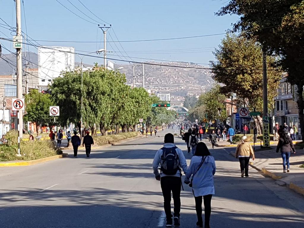 So haben wir sie vorher nie gesehen: Die große Straße durch Cusco komplett ohne Autos.