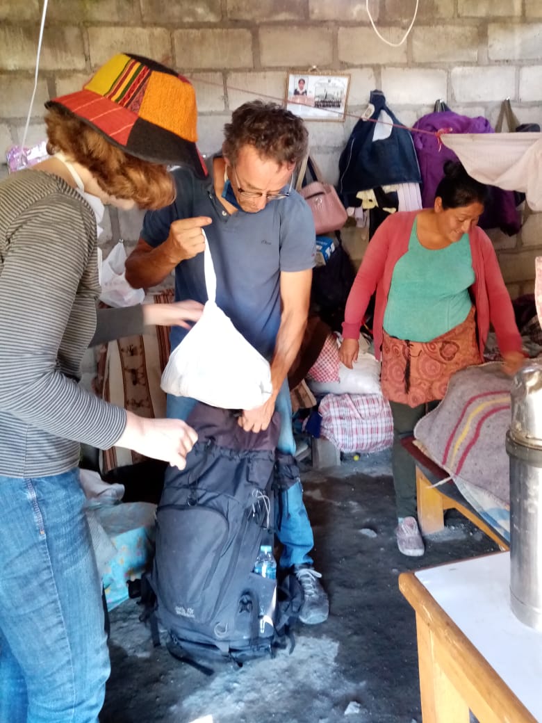 Beim Auspacken der Lebensmittel. Die Familie hat eine 1-Raum-Ziegelhütte. Drei der Kinder wohnen noch bei der Familie in dem Haus, und teilen sich mit den Eltern zusammen zwei Betten. 