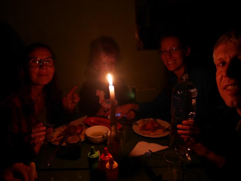 Abendessen beim Kerzenschein in einer Polleria mit unserem Besuch, einem Fernsehteam aus Deutschland. Es dreht gerade für eine Reportage über unseren Einsatz bei Diospi Suyana. 