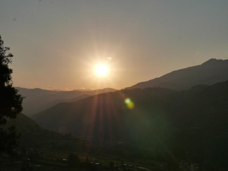 Sonnenuntergang in den Bergen, gleich wird es stockdunkel.