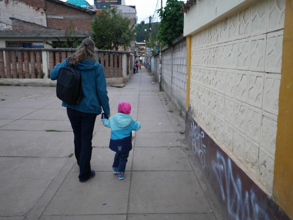 Auf dem Nachhauseweg, in dieser kleinen Gasse treffen wir Sonjas Sitznachberin vom Flug Lima --> Cuzco.