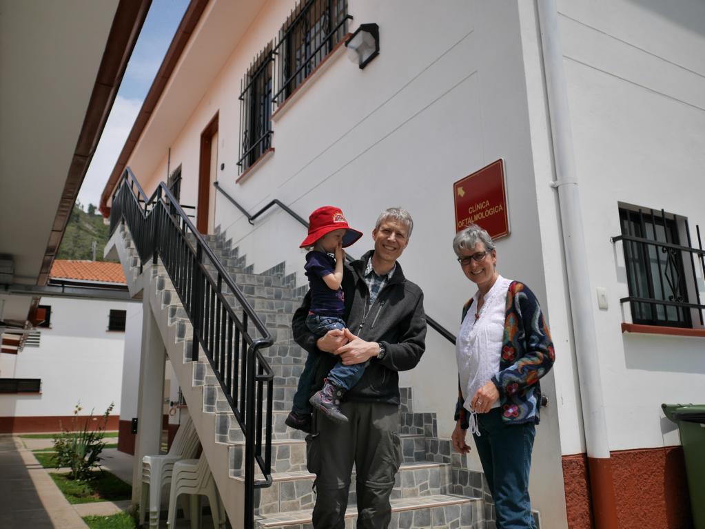  With the ophthalmologist Ursula Buck in front of the eye clinic.