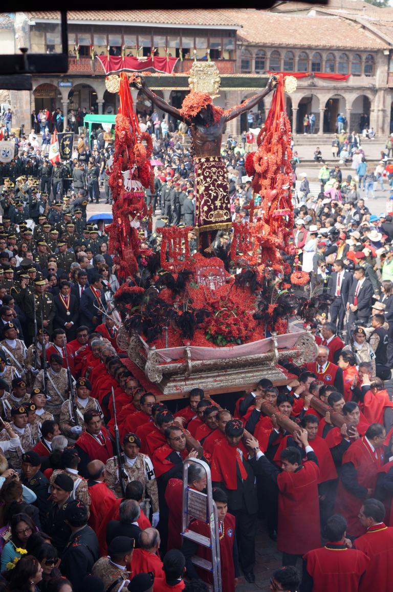 Die Statue zeigt Jesus als den Gekreuzigten mit dem Wundmal der durchbohrten Seite. Sie ist mit Blumen reichlich verziert, die Farbe Rot symbolisiert das Blut Christi.