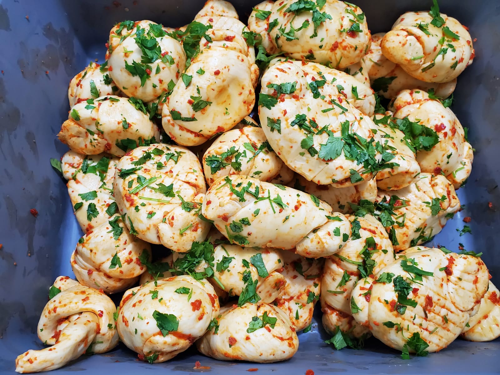 Mozzarella en Nudos con Cilantro y hojuelas de chile