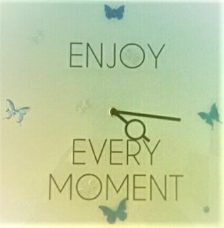 Uhr-mit-Aufschrift-ENJOY EVERY MOMENT-und-4-türkisfarbige-Papillons-Schmetterlinge