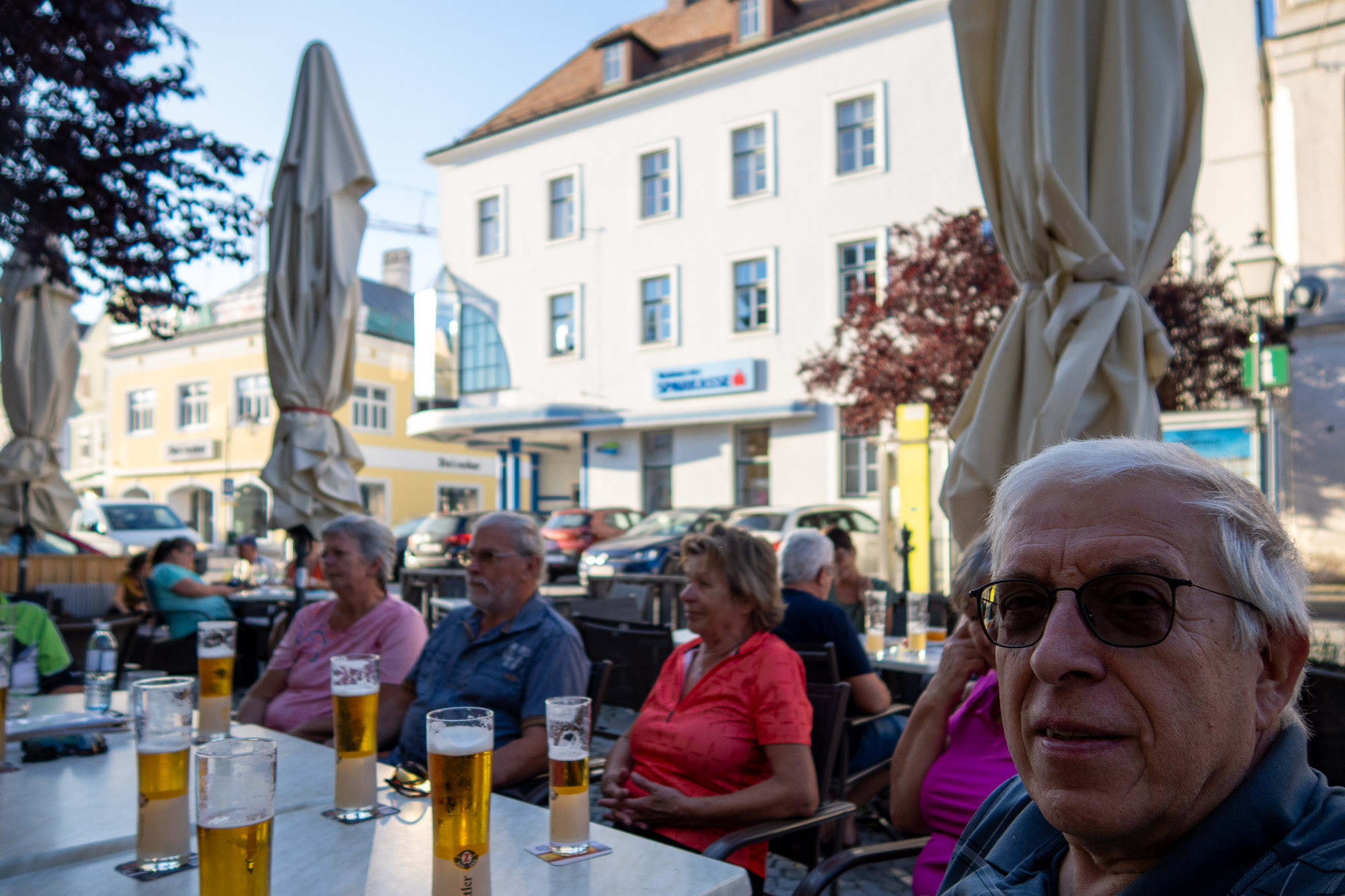 Einige Senioren blicken zurück auf ihre ehemalige Arbeitsstätte