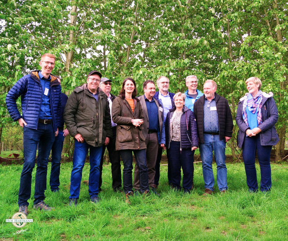 die Ministerin, ihr Team und wir im Hühnerwald