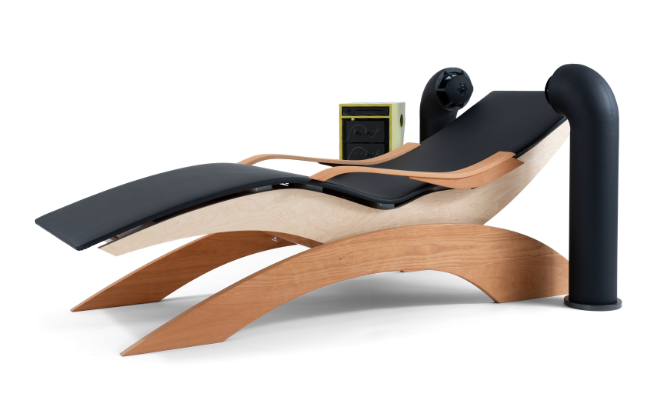 A-Relax Klangliege OM2 – Bewährtes Modell, elegante Liege für Wellness und tiefe Erholung im Wohnraum zuhause.