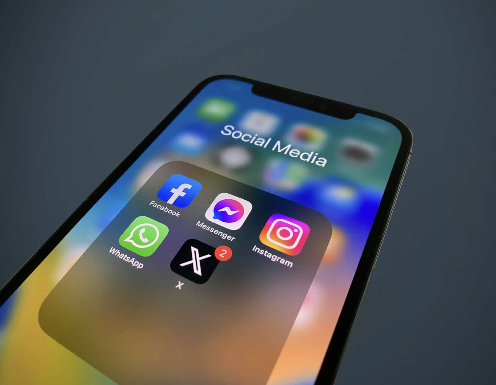 Algoritmes van sociale media bedreigen onze democratie