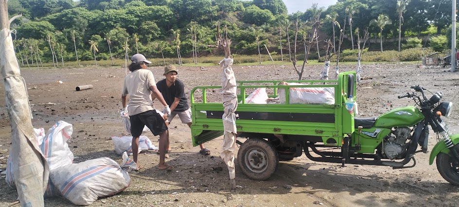 Auf Gili Gede hat es 1500 Einwohner und es gibt 3 Tuk Tuk's, welche auf maroden und holprigen Wegen unterwegs sind