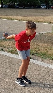 Jochua war mit  13 Jahren der bislang jüngste Teilnehmer. Obgleich Fußball seine Passion ist, spielt er bereits seit 5 Jahren Boule und beeindruckte viele Mitspieler durch sein Können. Insbesondere gelangen ihm immer wieder schöne Schüsse. 