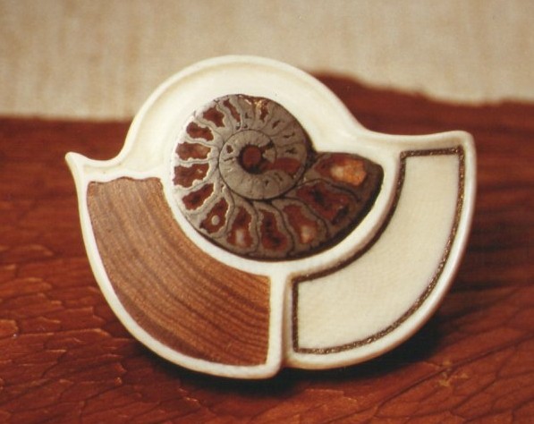 Brosche aus Elfenbein mit Ammonit und Edelholz-Intarsie