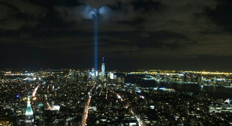 Tribute in Light - die World Trade Center Zwillingstürme als Lichtstrahlen in der Nacht: Gänsehautfeeling an 9/11