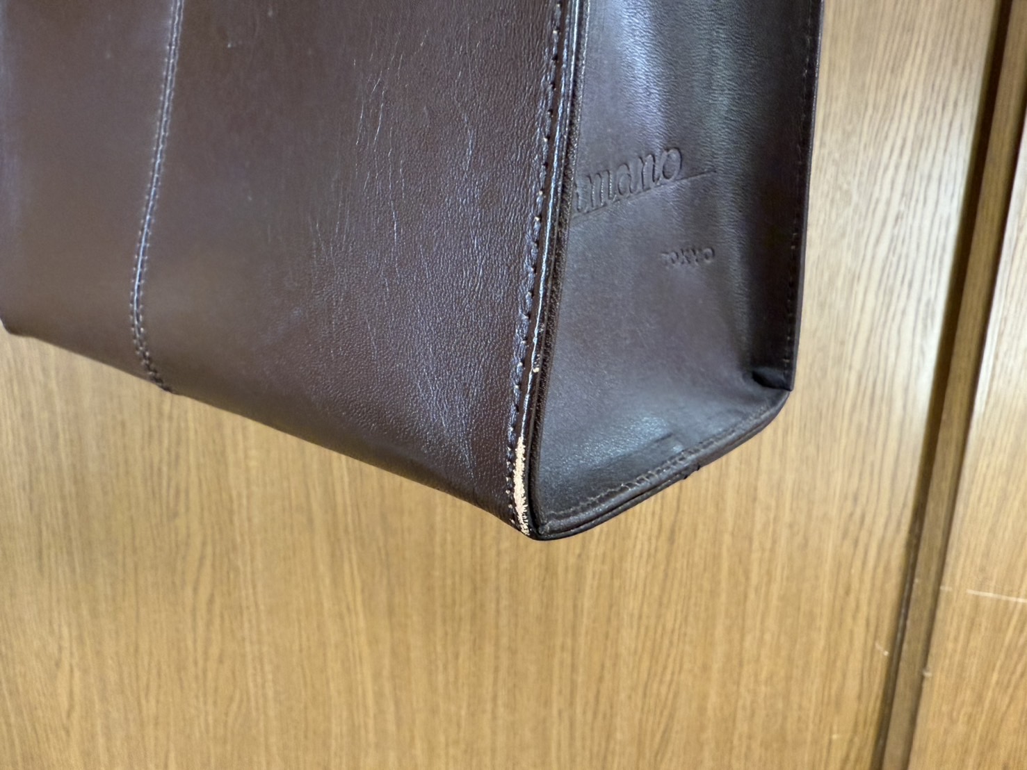 鞄の角の色剥げ