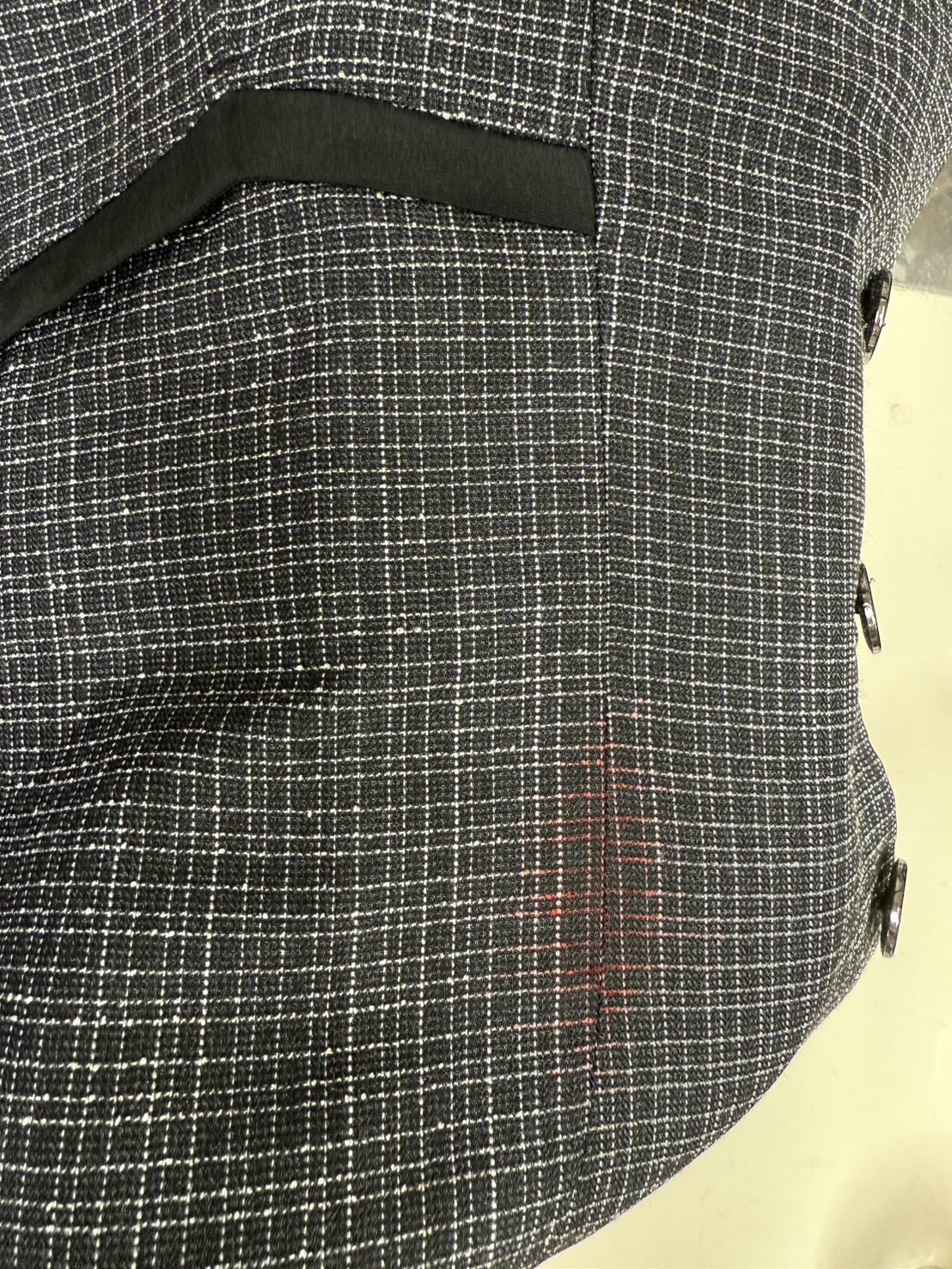 ベストに赤いインク