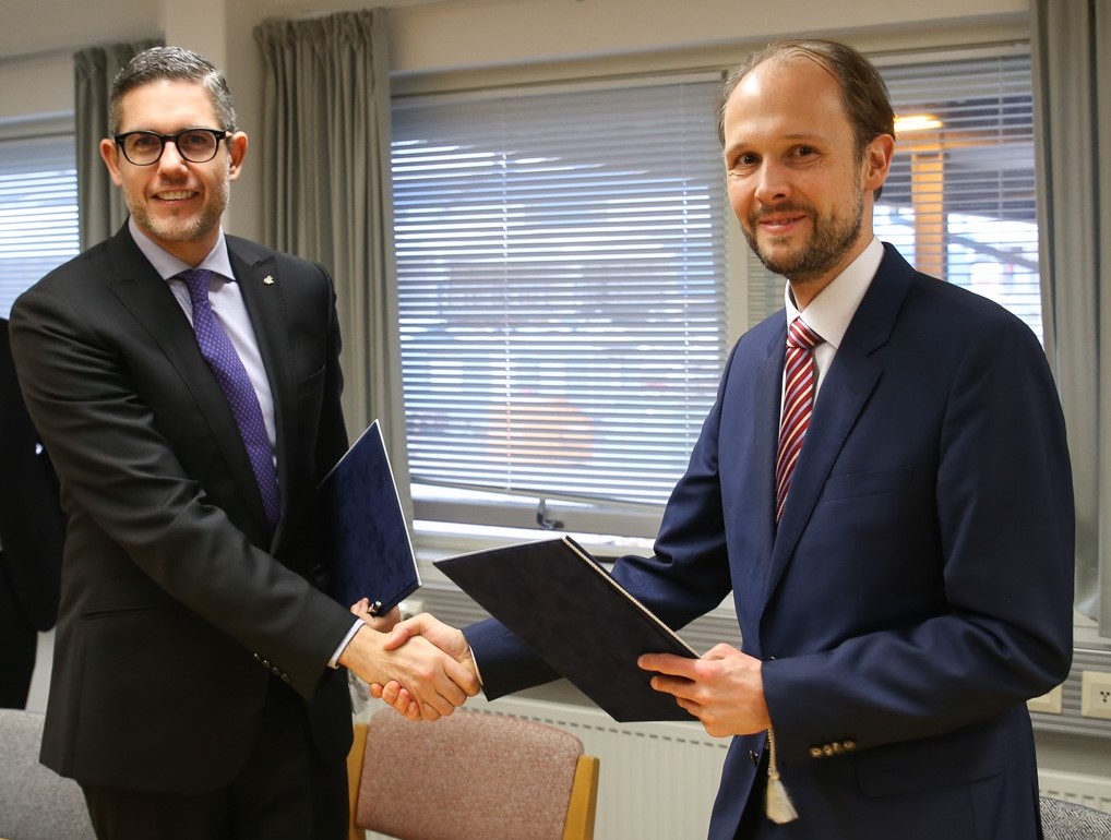 Neil Palomba (Costa Kreuzfahrten) und Jan Meyer (Meyer Werft) bei der Übergabe der Costa Smeralda in Turku, Finnland