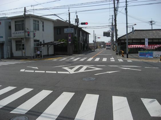 ３　二色の浜交差点を右折します。交番が目印です。
