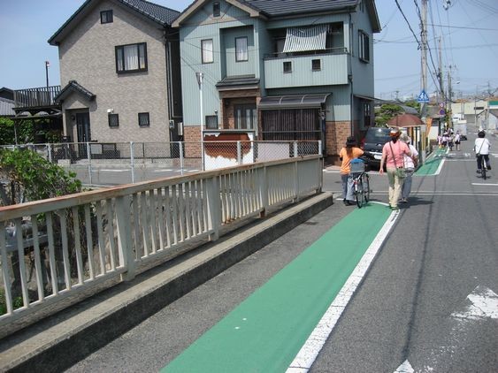 ９　橋を渡ると、すぐに左折します。