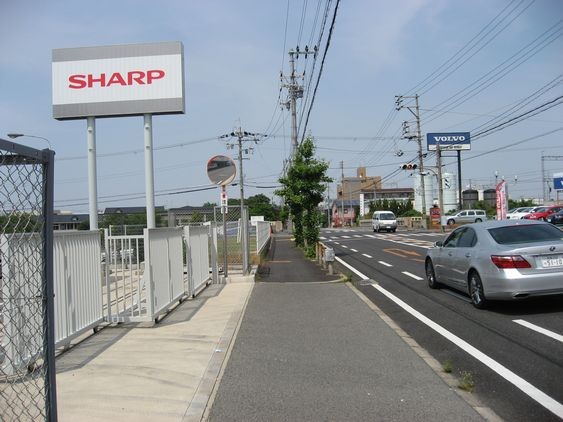 ６　ＳＨＡＲＰを越えると、”川を渡らずに”手前の道を左折します。