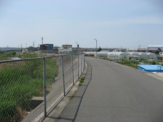 10　左手に川を見ながら直進していきます。