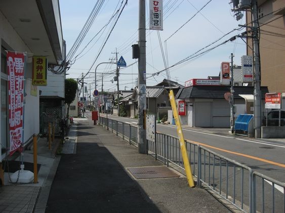 ２　駅の改札を出て左に曲がり、直進します。