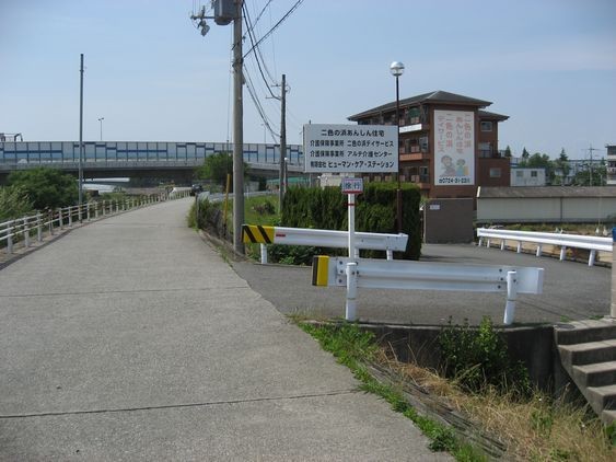 11　高速の手前で、「二色の浜デイサービス」や「二色の浜あんしん住宅」の看板が見えるので、坂を下ります。