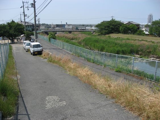 ７　右手に川を見ながら、川沿いを直進します。