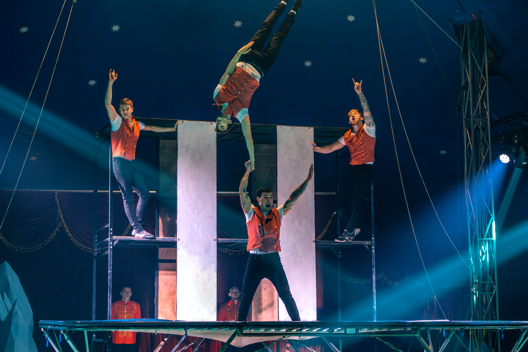 Adrenalin Truppe • Catwall Acrobats