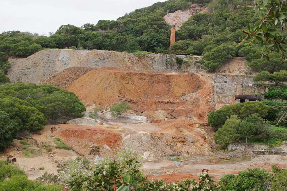 La mine Pilou, perdue dans les maquis de la pointe nord