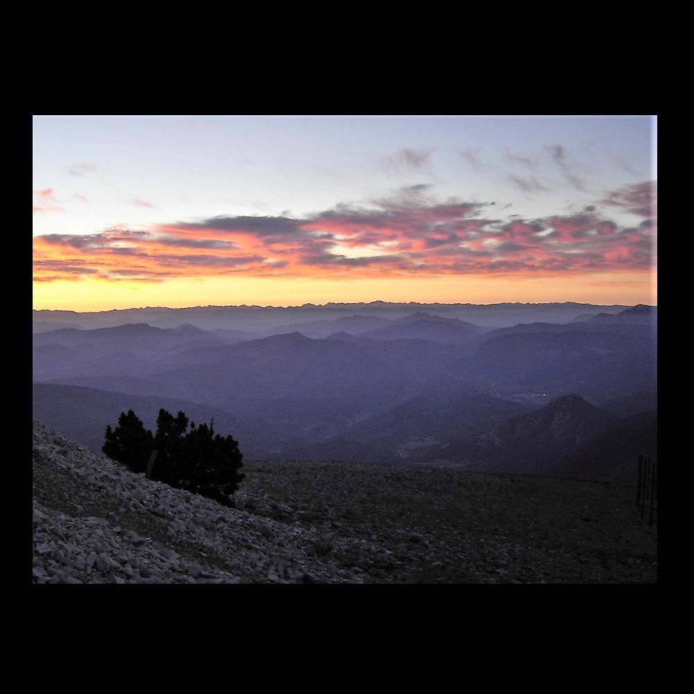 Ilse-Marie Weiß - Sonnenaufgang über dem Alpenhauptkamm vom Mont Ventoux aus