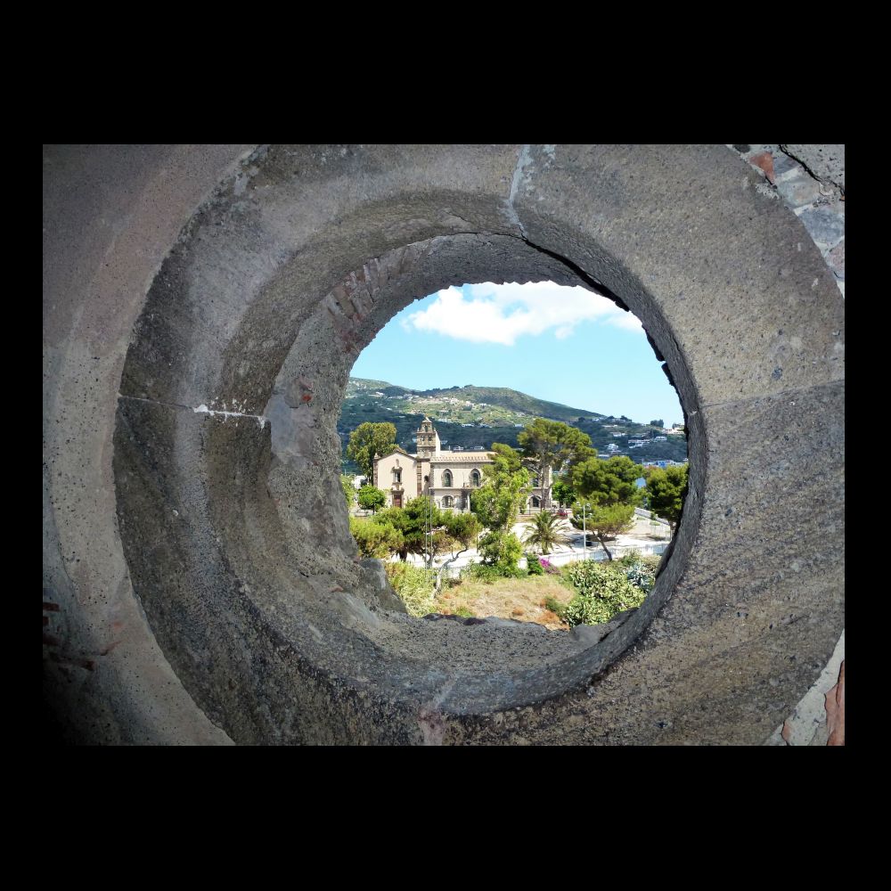 Ilse-Marie Weiß - Durchblick auf der Insel Lipari