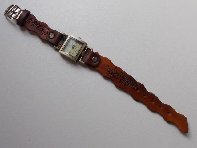 Montre quartz, Bracelet cuir végétal gravé teinté main 40€