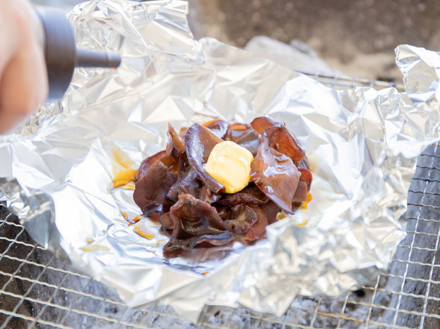 BBQで味わう！ 生きくらげのホイル焼き。