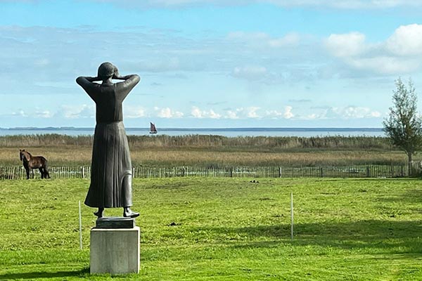  Der Rufer, Skulptur von Gerhard Marcks mit Blick zum Bodden