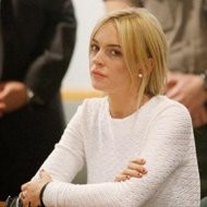 Lindsay Lohan se presentó a declarar donde un juez modelando un vestido blanco sumamente ajustado.