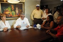 Miguel Vargas empadrona a la señora Nancy Ramia, del sector de Bella Vista, como parte del primer operativo de inscripción, carnetización y consolidación del triunfo en la convención del 6 de marzo y las elecciones de 2012